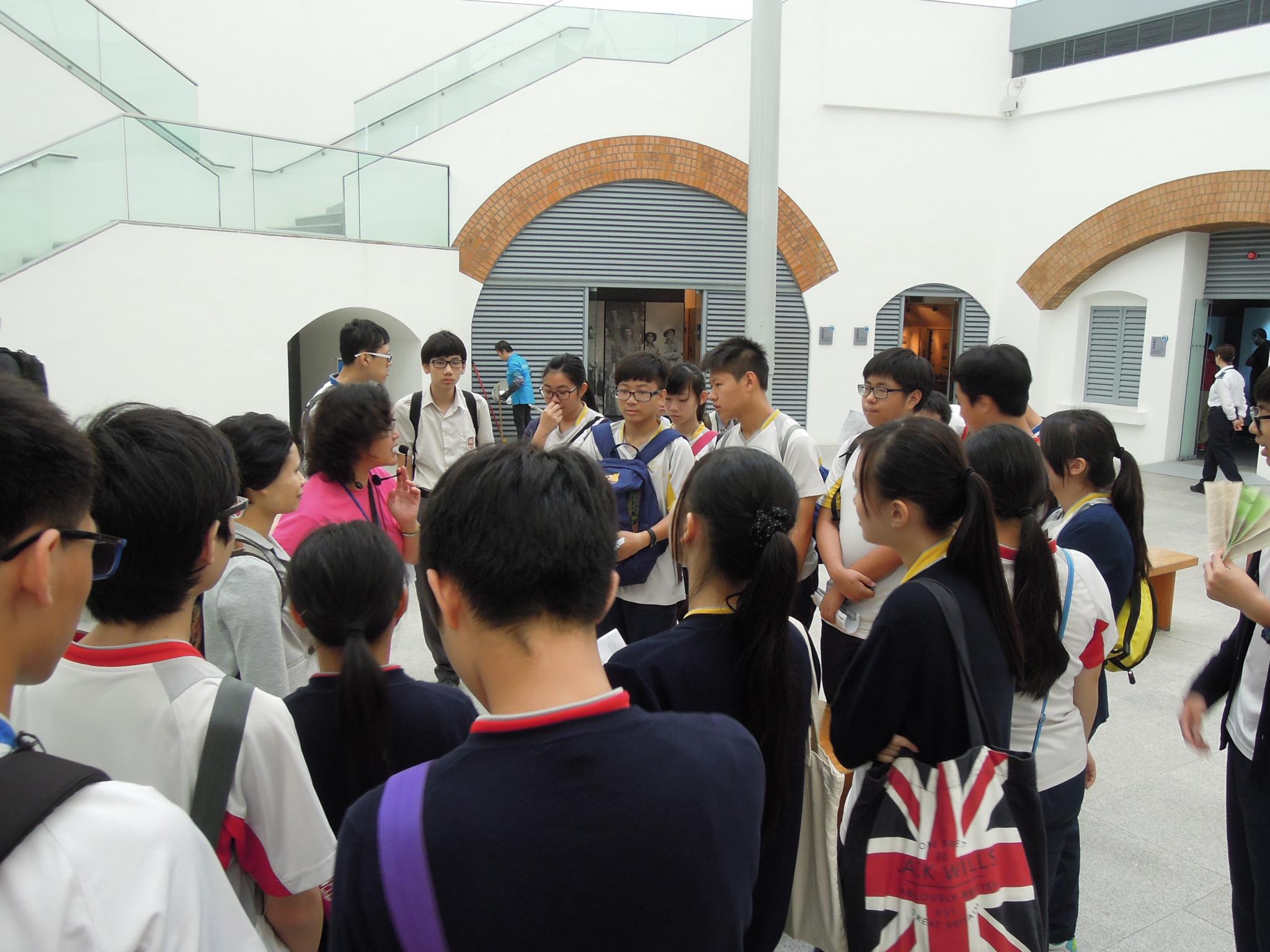 The Museum staff introduce the military history of Hong Kong from Ming Dynasty to the present days to our students.