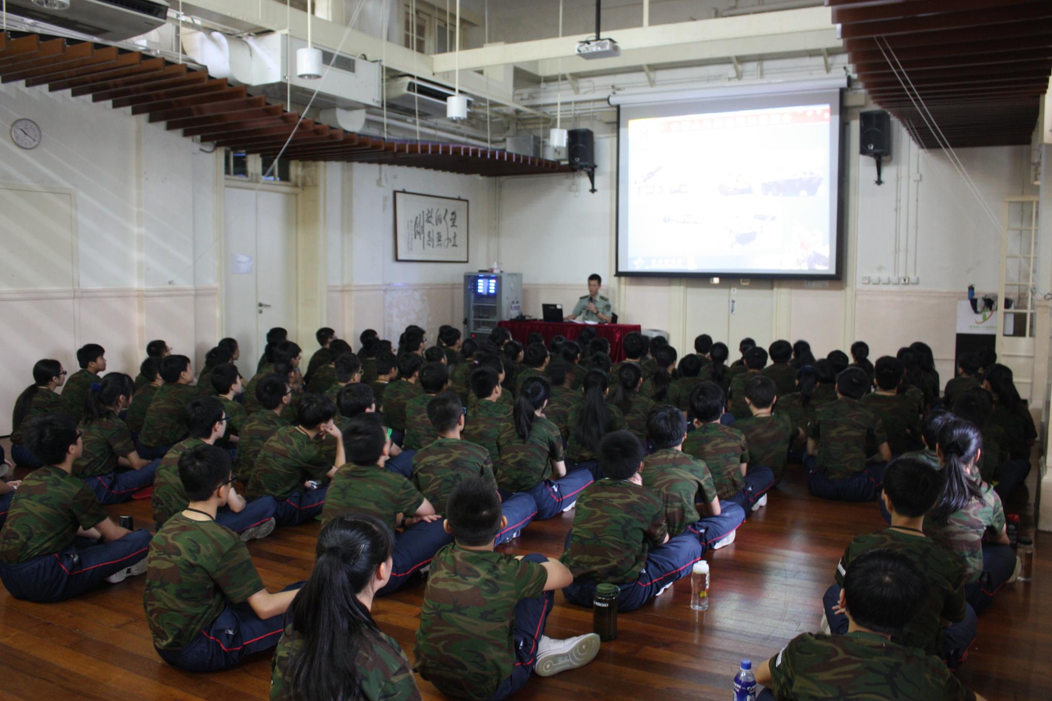 Students are very attentive during the talk delivered by the Chinese People's Liberation Army.