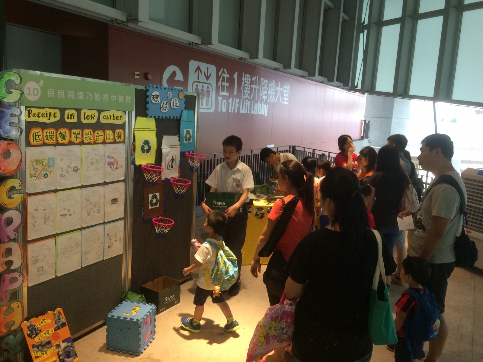 Our students set a booth in Chai Wan and many people playing our booth happily. 
