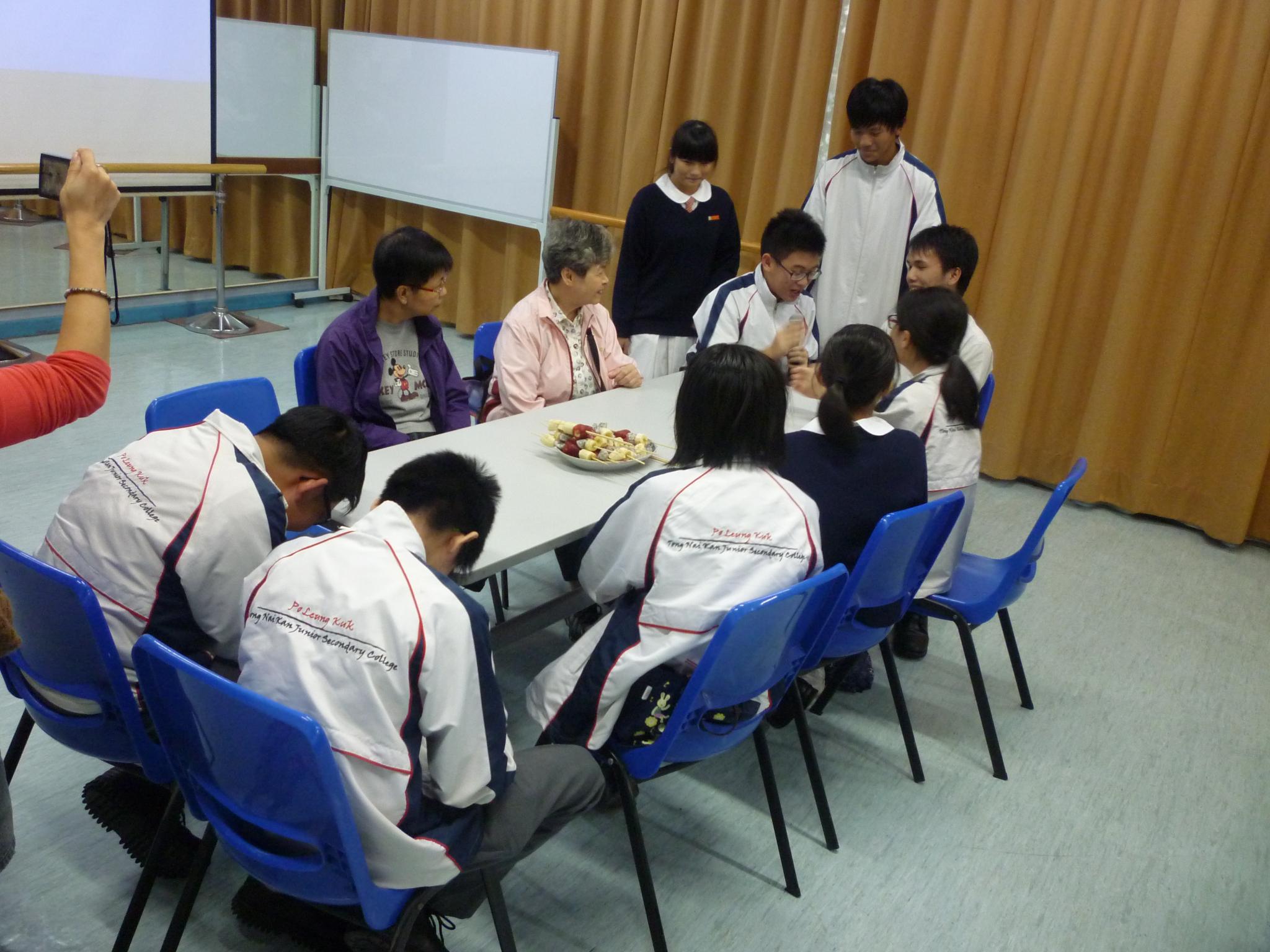 Each group of students prepared different kind of food for the sharing activity.