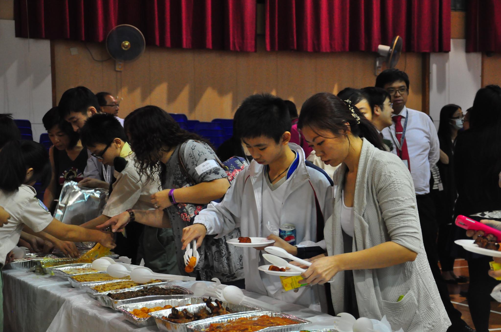 The participants are enjoying the buffet dinner.