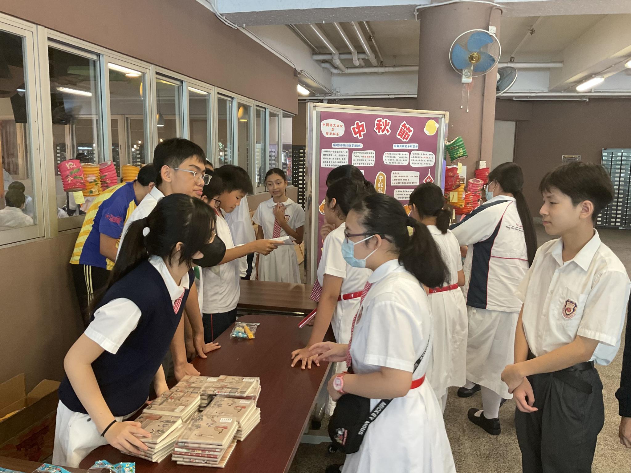 Students tried to answer the lantern riddles to get the small lantern prizes. Students tried to answer the lantern riddles to get the small lantern prizes.