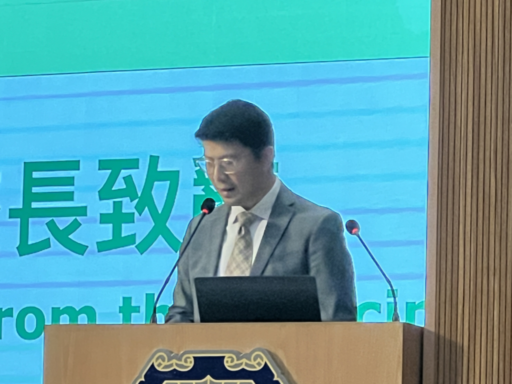 Principal Wong give all parents a warm welcoming speech to express his appreciation to the PTA for collaborating with the school last year. Principal Wong give all parents a warm welcoming speech to express his appreciation to the PTA for collaborating with the school last year.