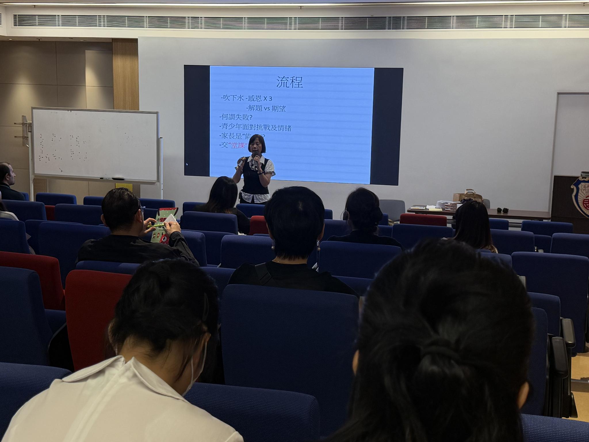 An experience Social Worker from Creative Education Management Limited introduces the highlighted concept of the parents’ educational talk. An experience Social Worker from Creative Education Management Limited introduces the highlighted concept of the parents’ educational talk.