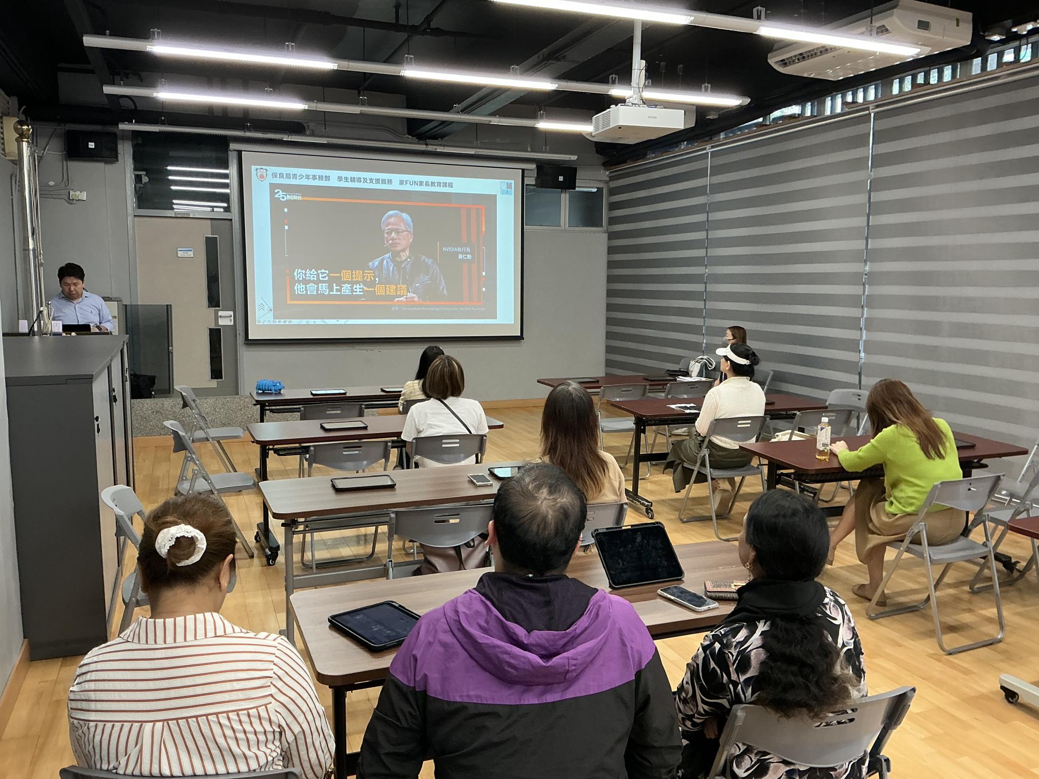 Parents are learning the basic idea and usage of AI. Parents are learning the basic idea and usage of AI.