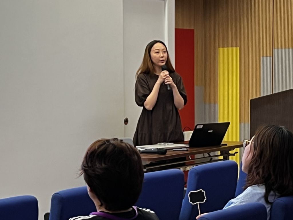 An experience Social Worker introducing the highlighted concept of the parent’s educational talk. An experience Social Worker introducing the highlighted concept of the parent’s educational talk.