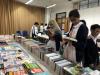 Students are choosing their favourite books.