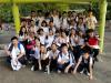 1D students and teachers are taking a group photo.