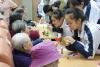 The students were chatting with the elderly. 
