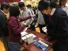 Students received souvenirs from the Election Committee.
