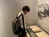 Students admire cultural relics curiously.