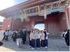 Students visited Shanghai Jiao Tong University and took a group photo at its main entrance.