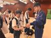 Students try to hold the gun under supervision. 